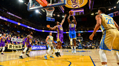 NBA篮球比赛直播画面，洛杉矶湖人队对阵金州勇士队
